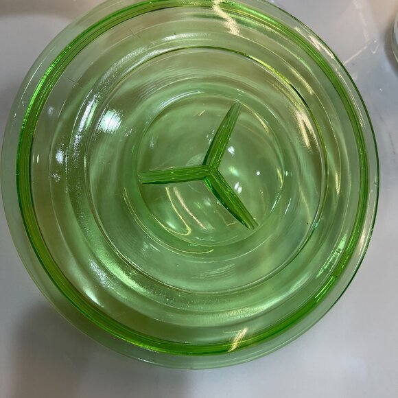 Museum-Quality Uranium Glass Refrigerator Bowl w Star lid, Vtg. Radiance Capsule - Picture 5 of 16